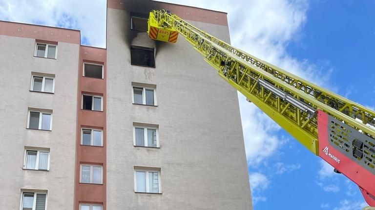 Z hořícího bytu v Ostravě zachránili hasiči jednoho člověka